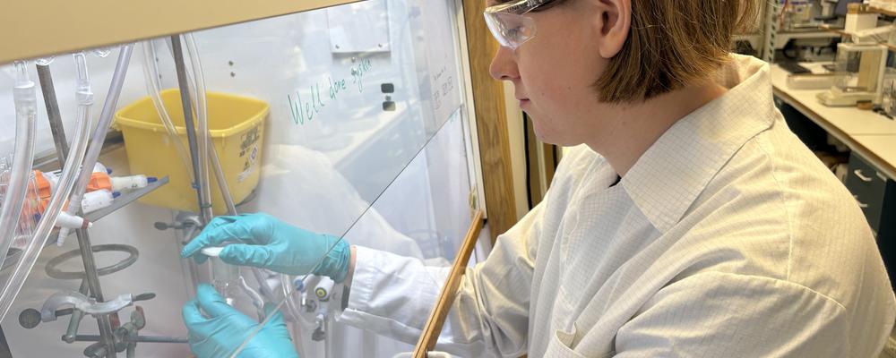 forskare arbetar med provrör i lab