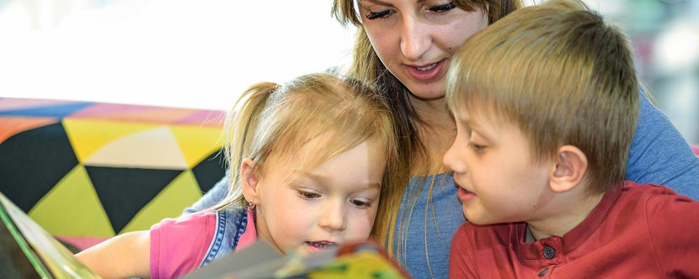 barn som lyssnar när en vuxen läser en bok