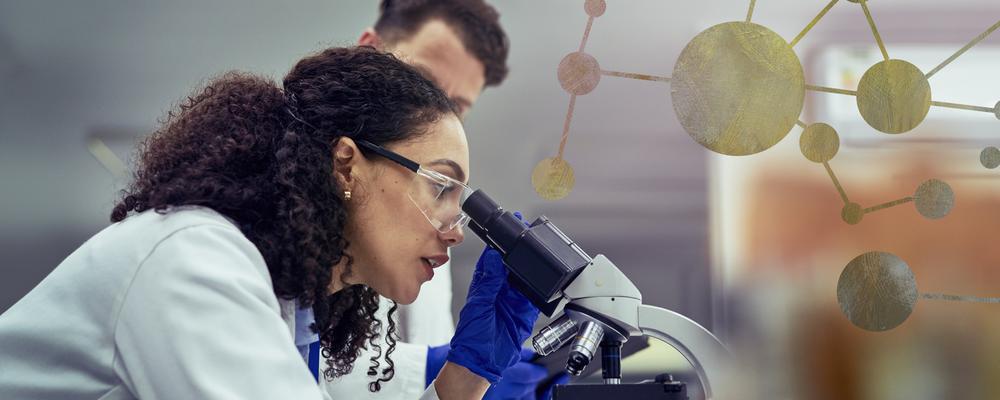 Forskare tittar i mikroskop