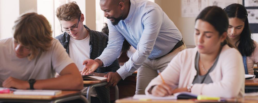 Bild på lärare som hjälper elever