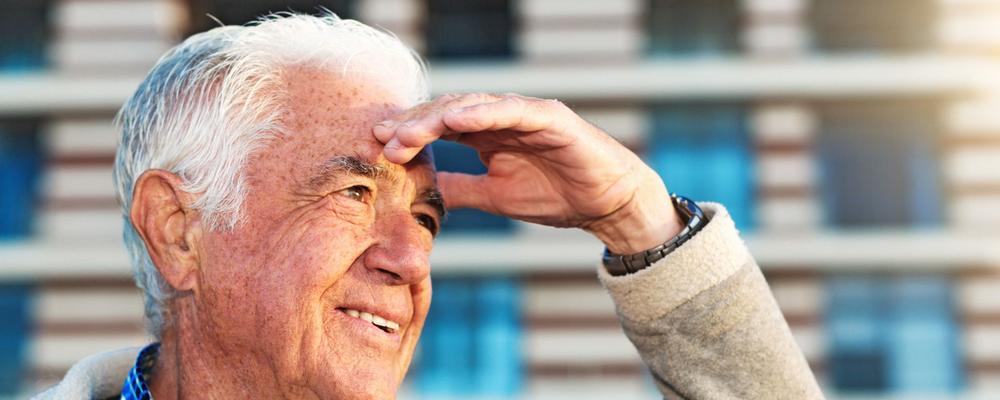 äldre man blickar framåt 