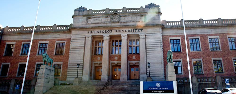 Gammal universitetsbyggnad i solsken.