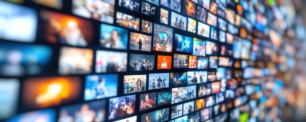 Massvis av bildskärmar som visar olika bilder