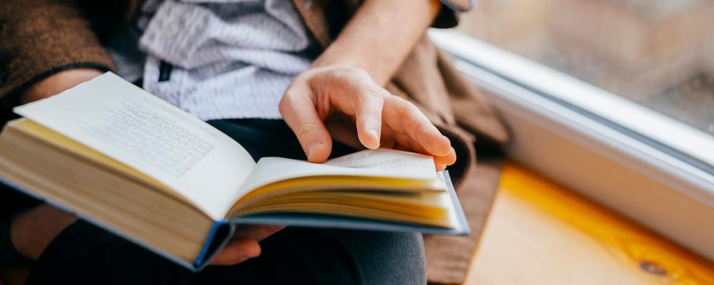 Student som läser i en bok