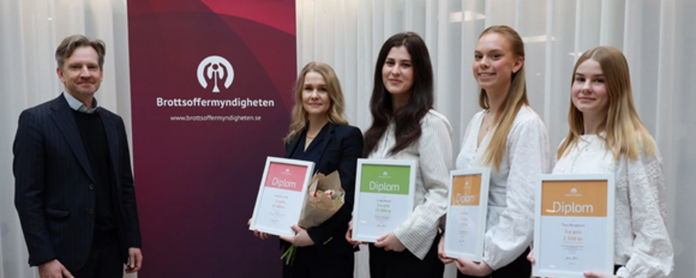 Foto av Angelina och de andra pristagarna med sina diplom