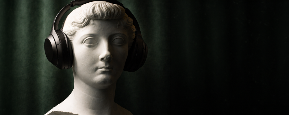 Byst av Livia med hörlurar på