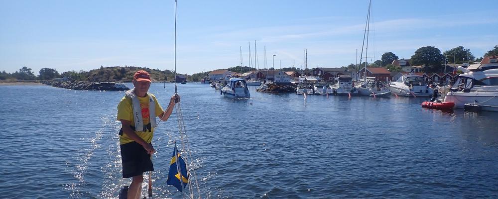 seglare utanför hamn på Koster