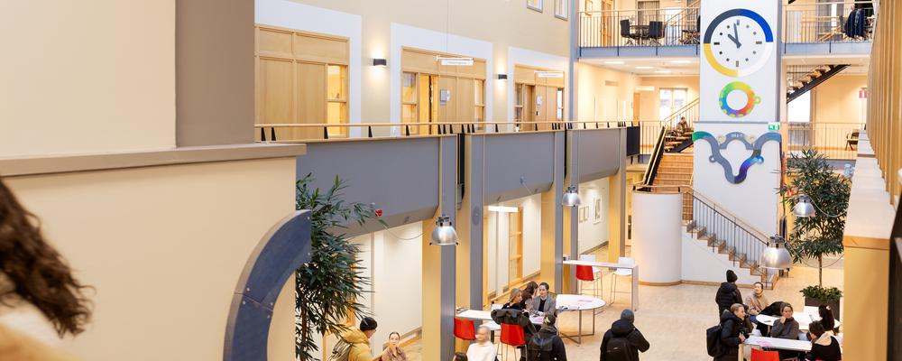 Psykologiska institutionen studenter i ljusgården