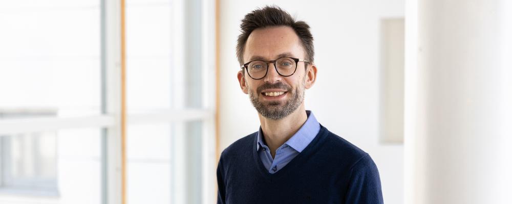 Foto på Jonas Flodén i Handelshögskolans korridor