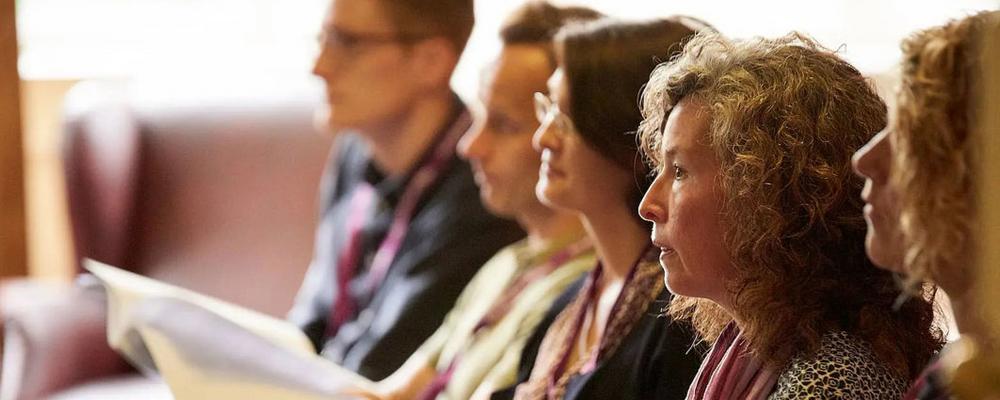 människor som lyssnar