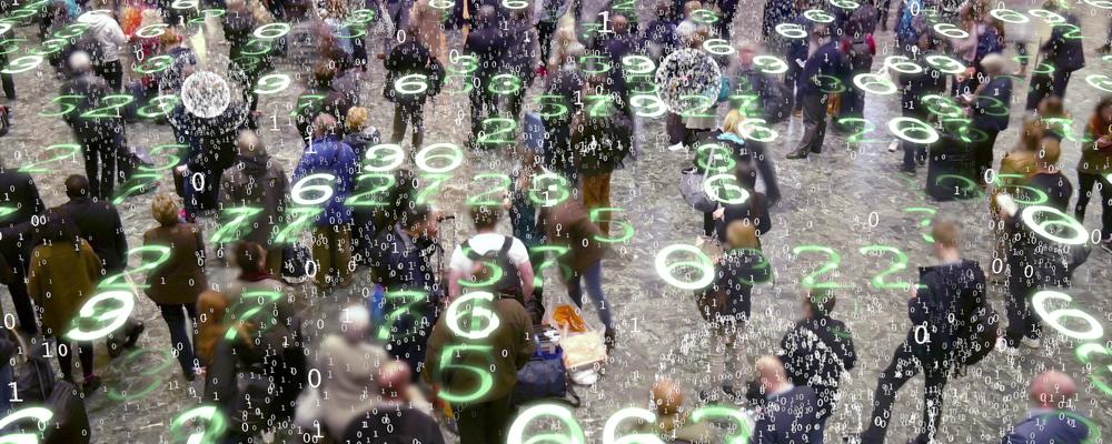 Människor i rörelse med siffror och digitala symboler som raster över bilden