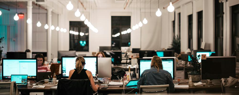 Människor som arbetar vid sina datorer.