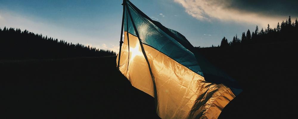 Ukrainas flagga i kvällsljus