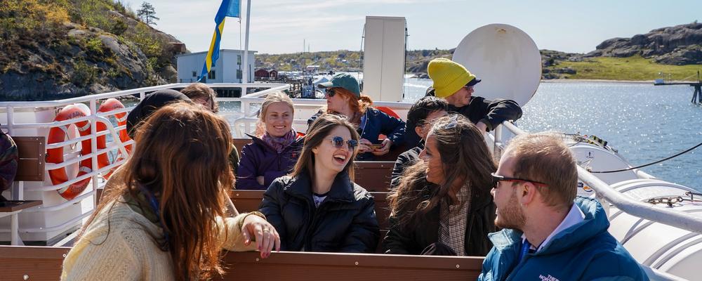 Studenter på färjan ut till Brännö.