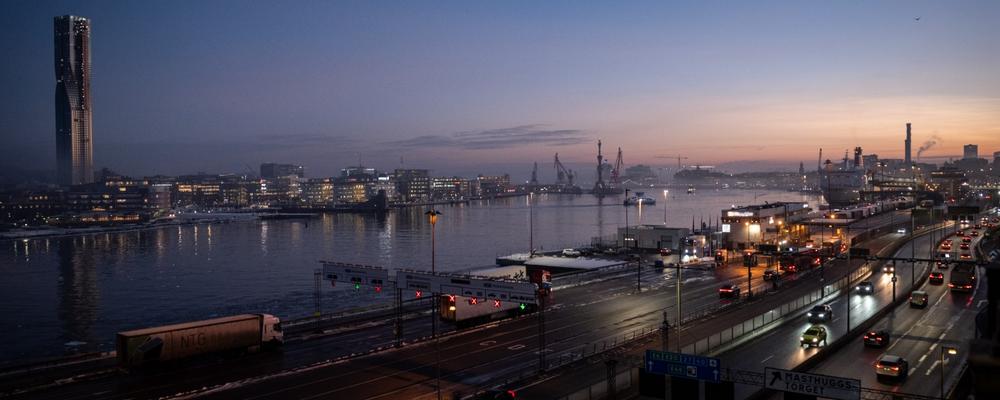 Foto av en väg med bilar nattetid