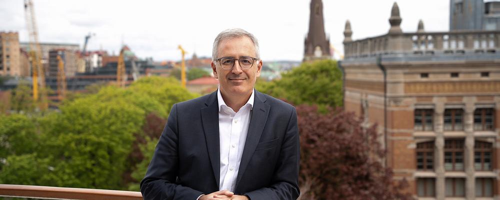 Professor Sergei Guriev på  terrassen på Handelshögskolan 