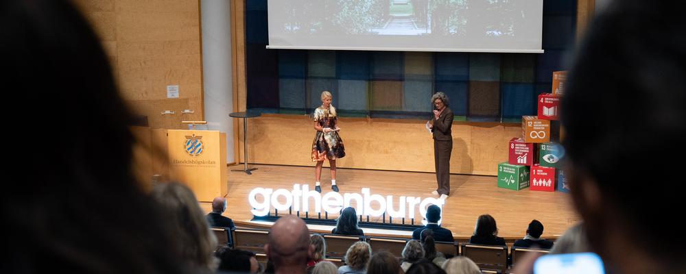 Konferenstalare på scen