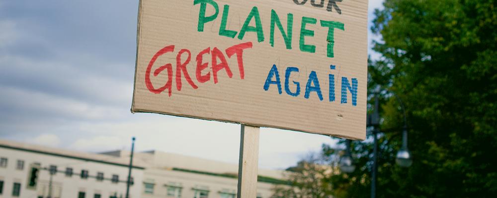 Foto av en skylt med texten Make our planet great again