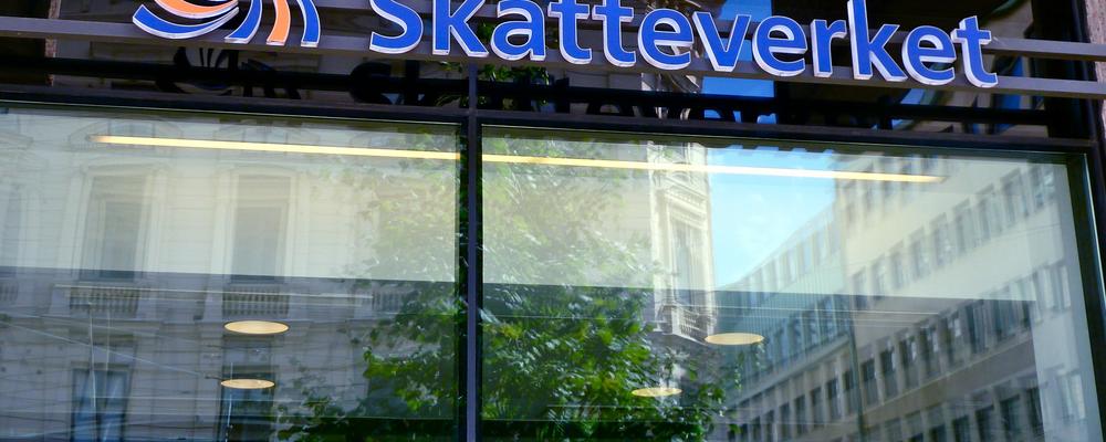 Foto av entré och skylt med texten skatteverket