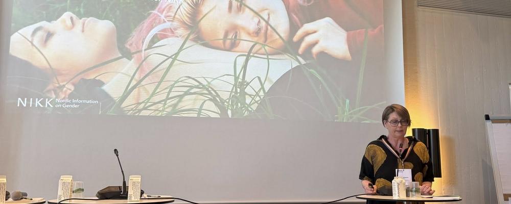 Kajsa Widergren, Nationella sekretariatet för genusforskning, presenterar NIKKs kartläggning om lgbti-personers rättigheter i rurala områden i Norden. 