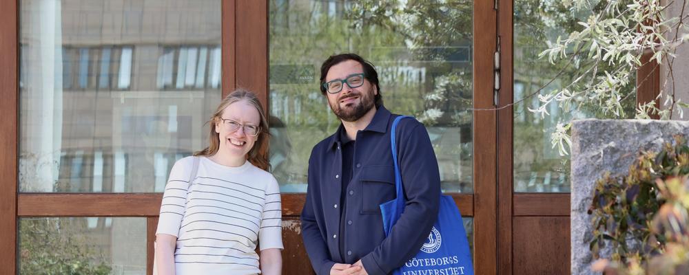 Karolina Sjöberg Jabbar och Antonio Molinaro vid ingång till Medicinarelängan