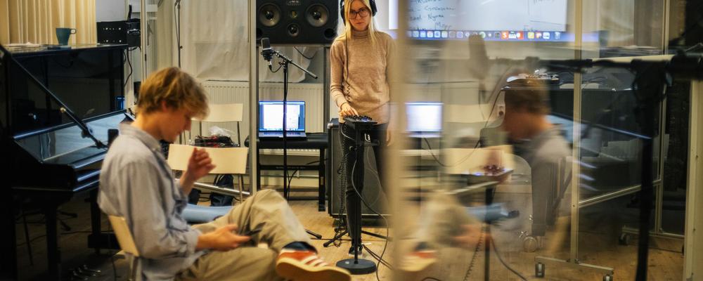 Två personer i en musikstudio
