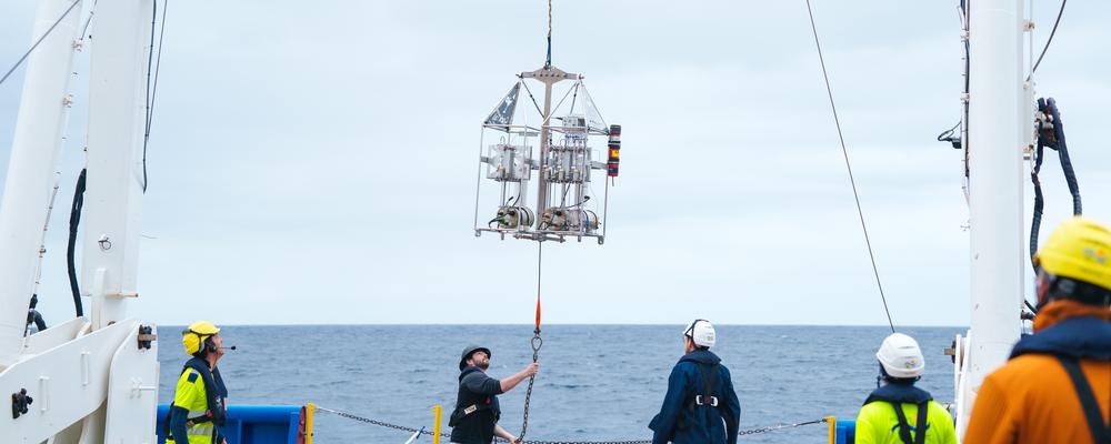 En autonom in situ-inkubator tas upp under en tidigare expedition. Sommaren 2026 ska forskare ombord på R/V Skagerak använda samma unika instrument för att undersöka syrefattiga vatten i Gotlandsdjupet.