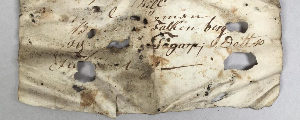 Handskrivet recept på gammalt slitet papper funnet under takbjälke, idag i Göteborgs Stadsmuseums arkiv 