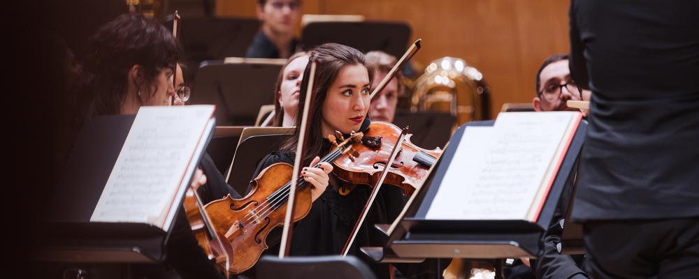 En symfoniorkester på scen i ett konserthus