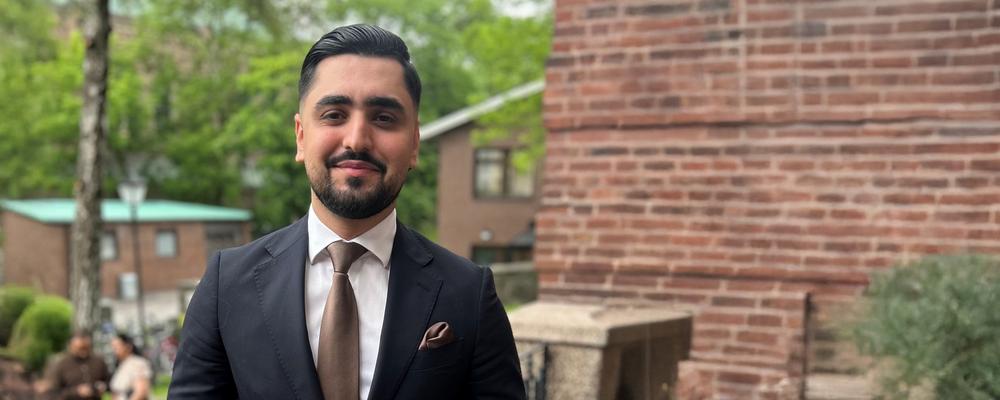Mohanad i kostym på sin examensdag 