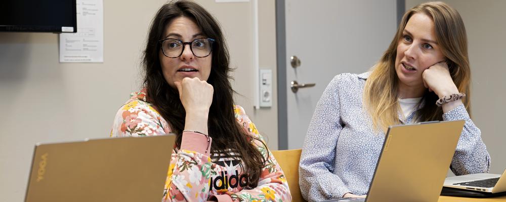 Bilden visar studenter på psykoterapeutprogrammet under en lektion.