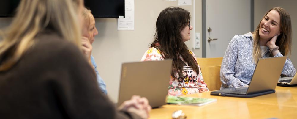 Bilden visar studenter på psykoterapeutprogrammet under en lektion.