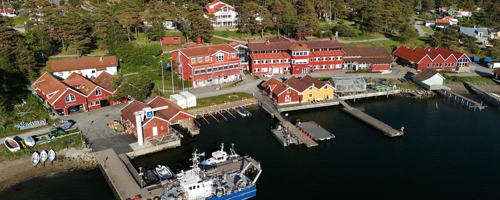 Tjärnö marina laboratorium från havet