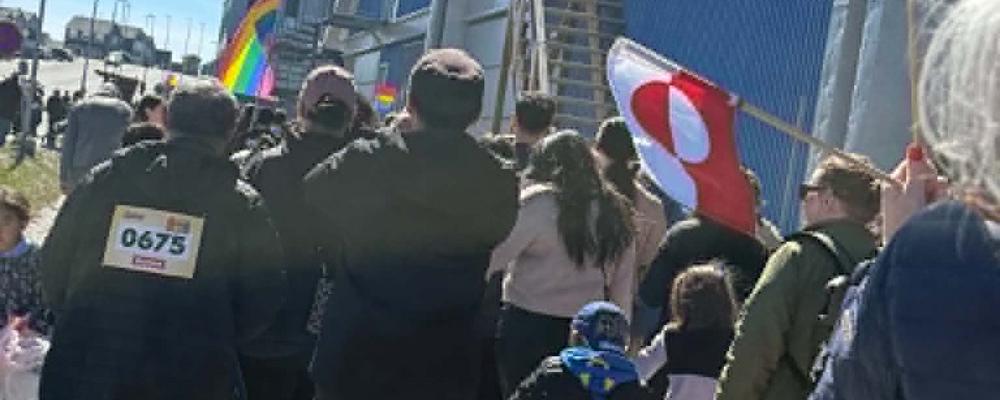 Personer i ett Pride-tåg