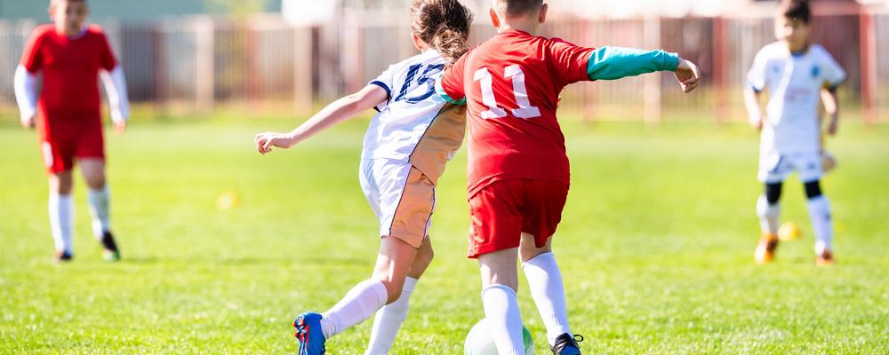 bild på barn som spelar fotboll