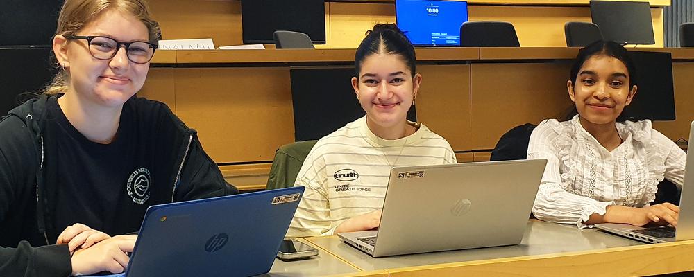 Tre gymnasietjejer med sina laptops