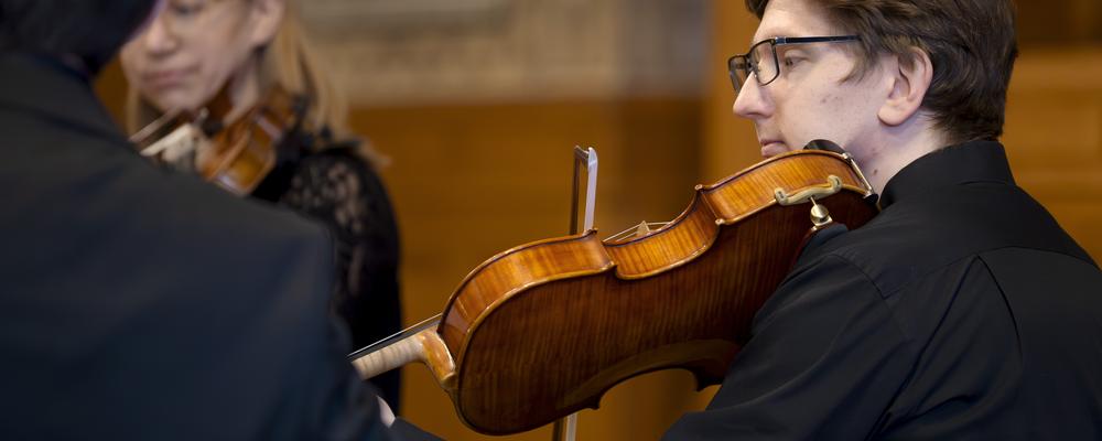 Två personer spelar stråkinstrument