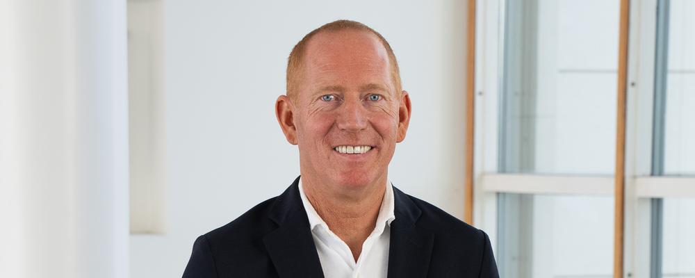 Johan Sköld in a corridor at the School of Business, Economics and Law