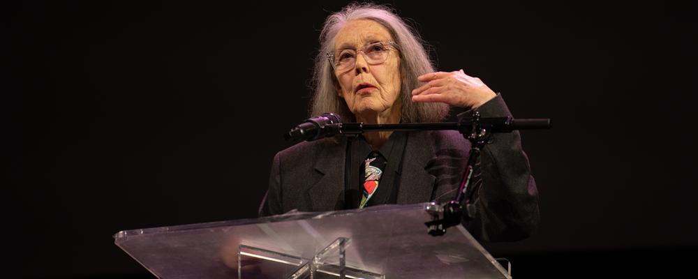 Porträtt av författaren Anne Carson