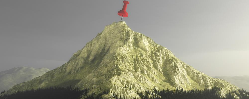 Berg med röd nål  högst upp på bergstoppen