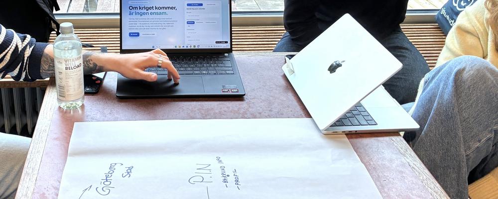 Studenter samtalar vid bord
