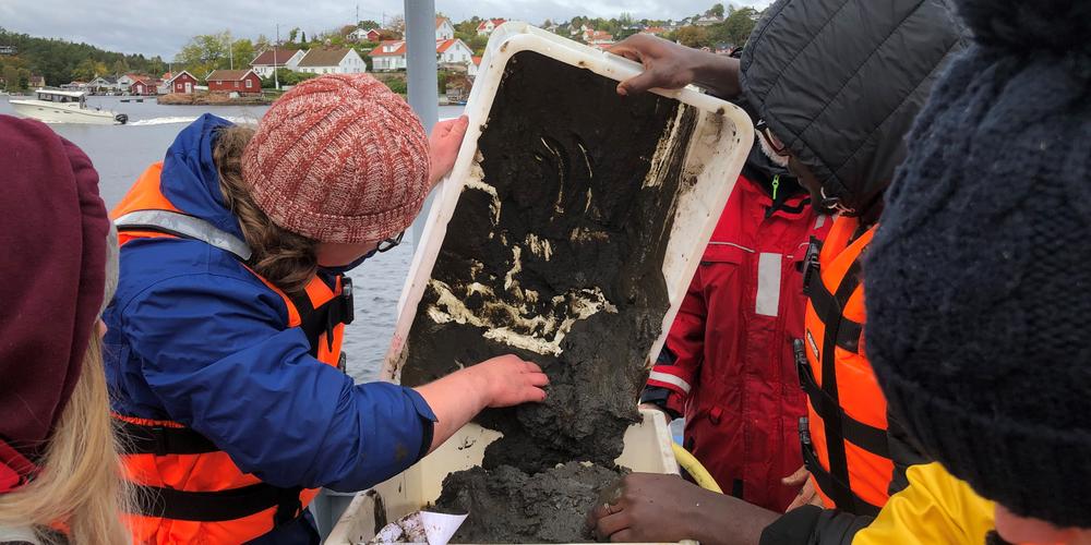 Elever ombord båt som undersöker sediment (bottenlera) 