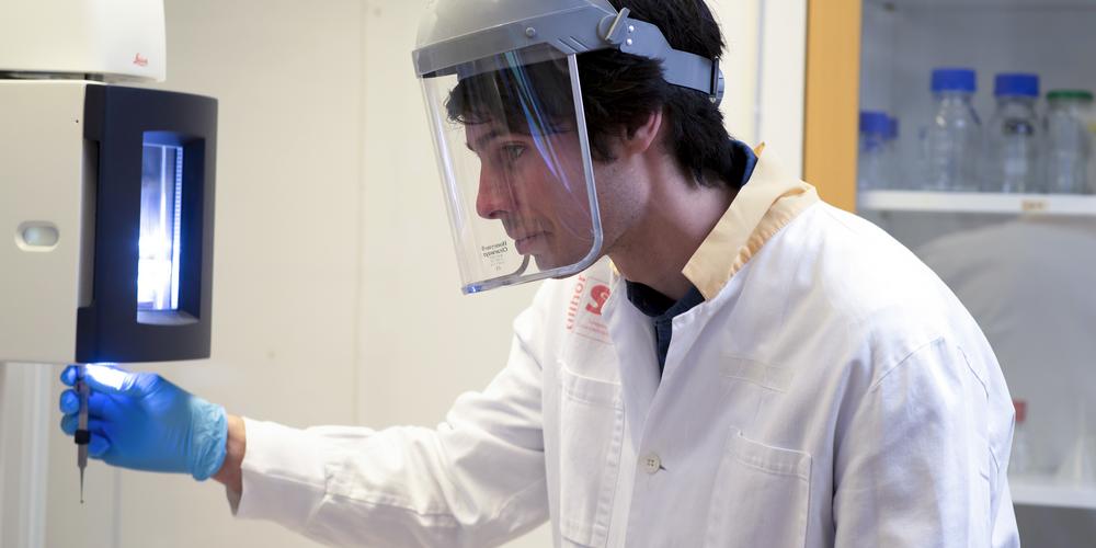 Doktoranden Jacob Croft fryser in celler i flytande etan 