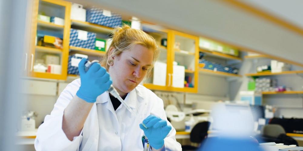 Sophie Steinhagen in lab coat in the lab.