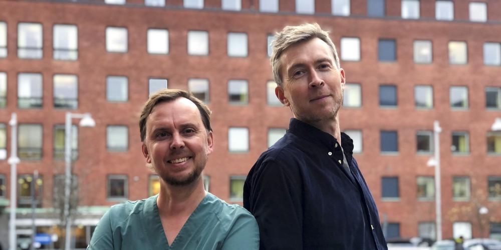 Erik Elias and Erik Larsson Lekholm in fornt of hospital.
