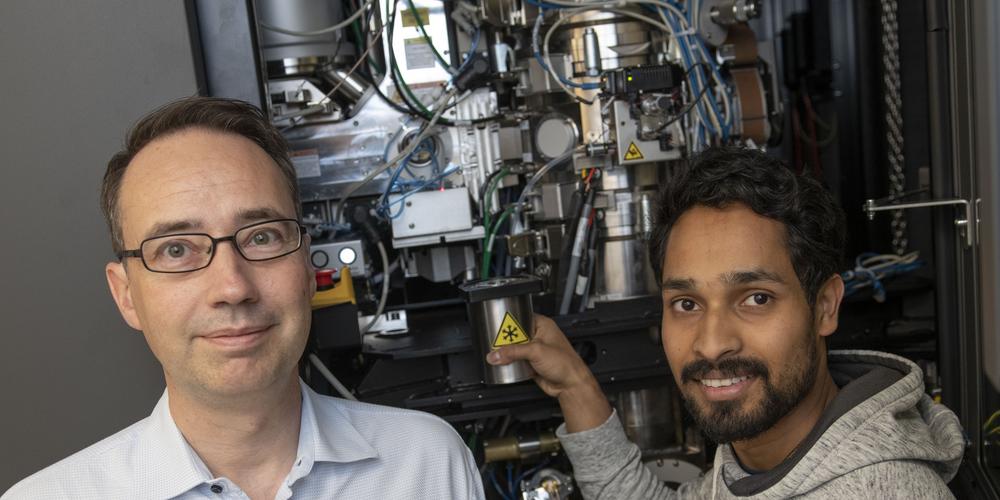 Martin Hällberg and Hrishikesh Das in front of a microscope