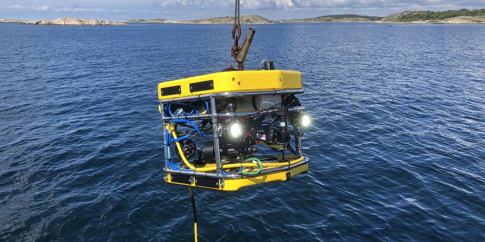 Gulfärgad undervattensfarkost på väg att sjösättas