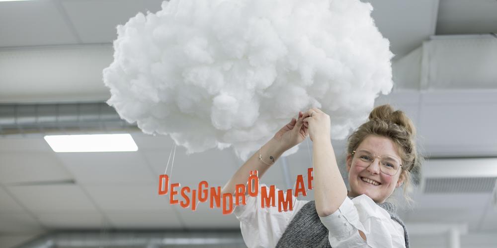Rebeca håller upp ett moln med texten "designdrömmar"