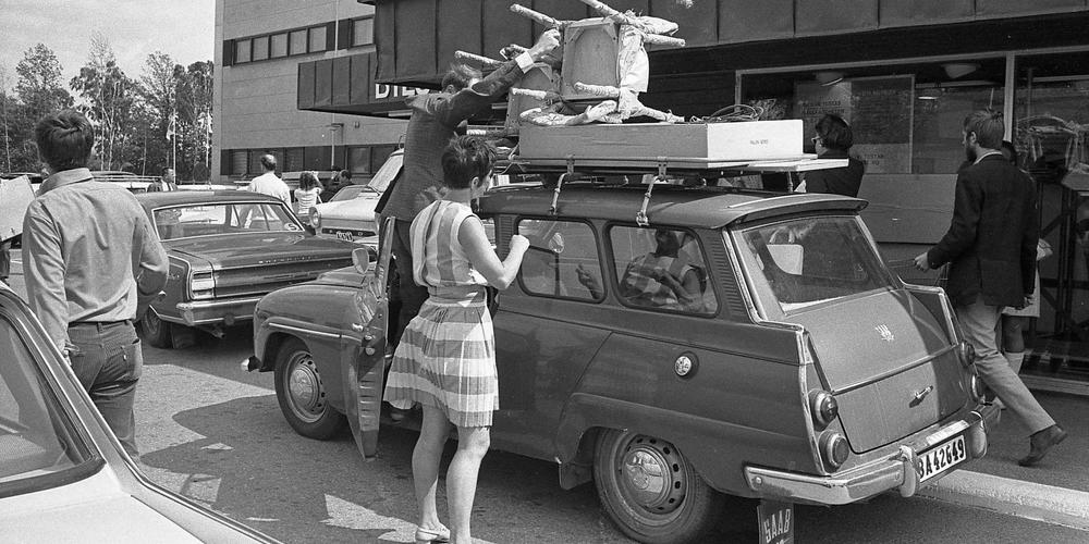 Här En bil lastas med varor köpta i varuhuset i Kungens kurva 1968