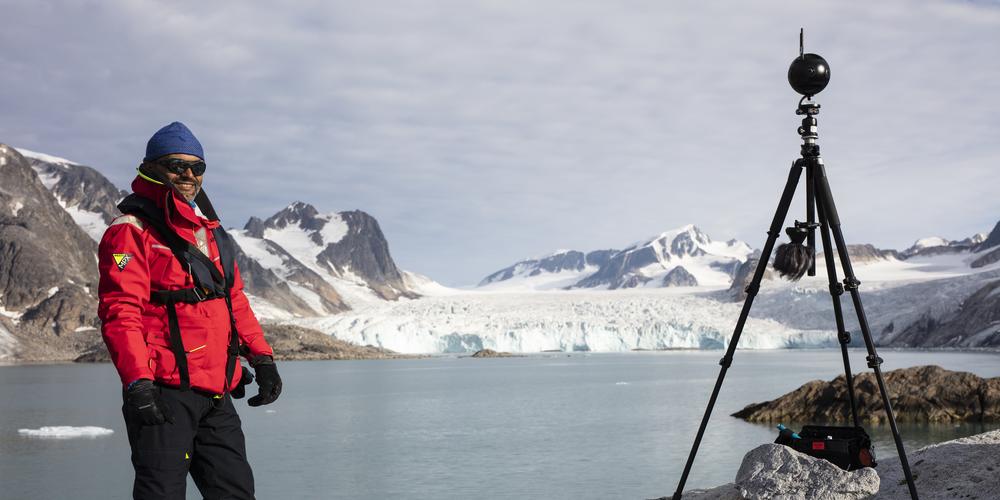 människa i arktisk miljö med en kamera